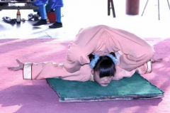 从小培养绝活及男孩的当众表演变脸